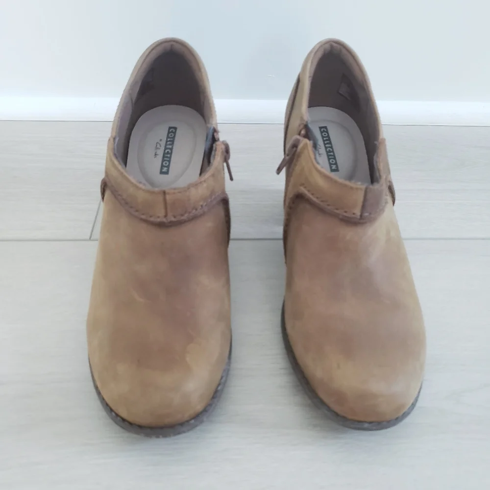 Clarks Sashlin Leather Heeled Bootie Tan Sz 7